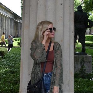 Meet your Posher, Maya